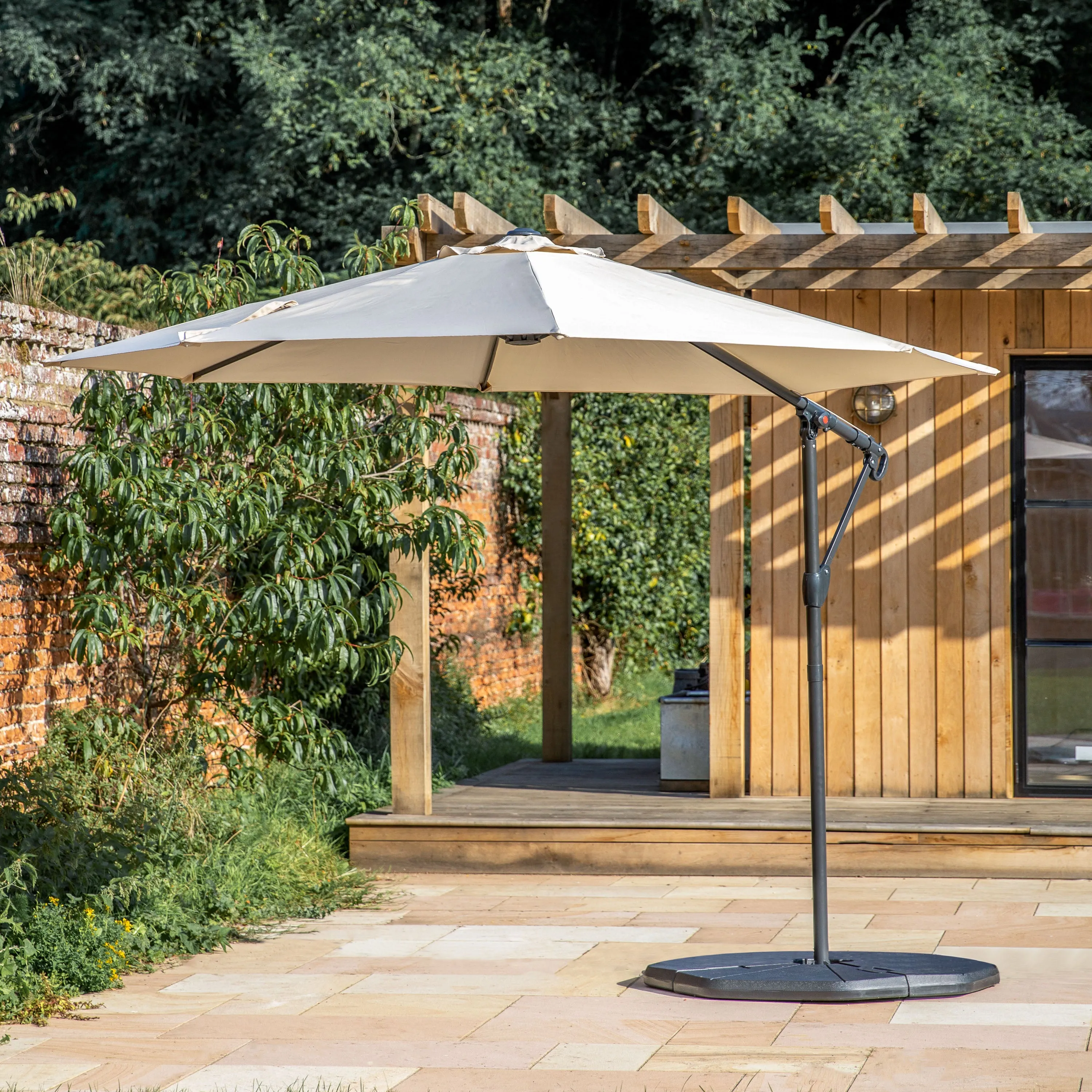 Outdoor Vazzano Cantilever Parasol | Cream | 3m